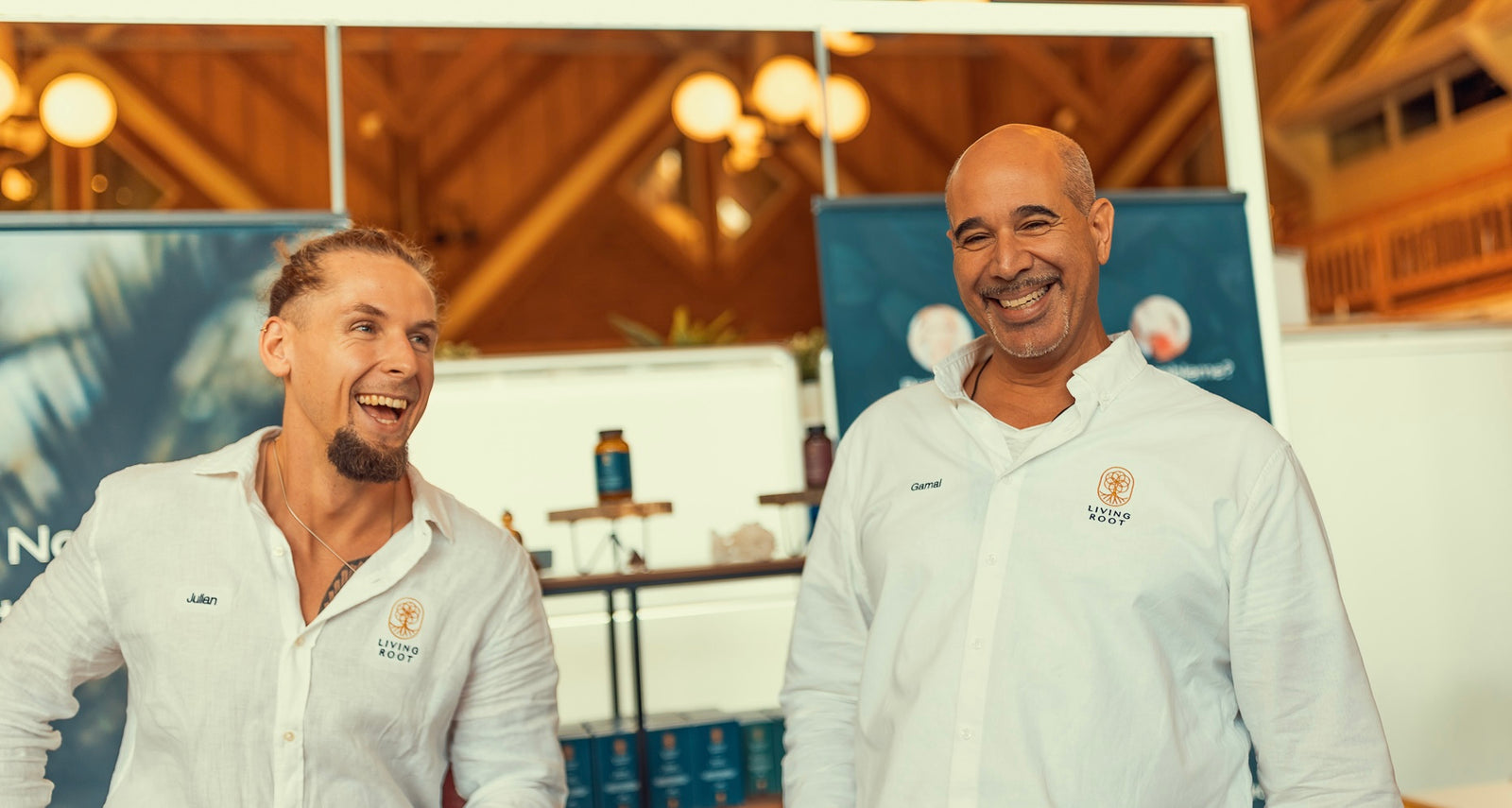 Julian Mai und Gamal Raslan, Gründer von Living Root, am Messestand